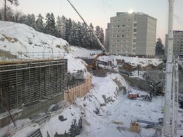 Talvinen kuva rakennustyömaasta